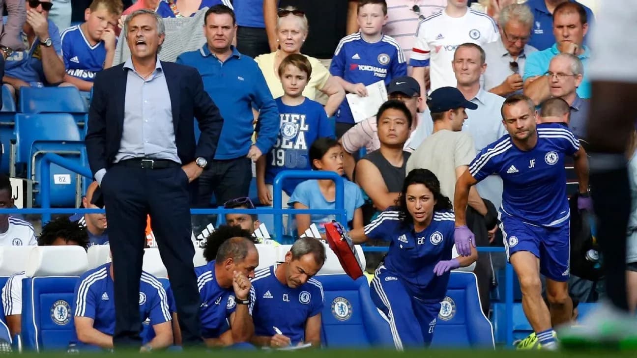 Жозе Моуринью на скамейке запасных во время матча