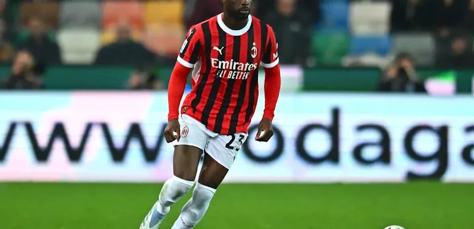 Игрок AC Milan с мячом на поле