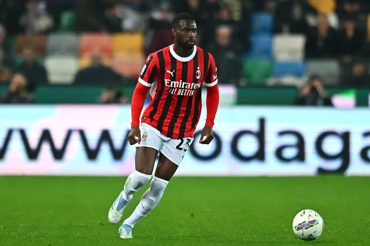Игрок AC Milan с мячом на поле