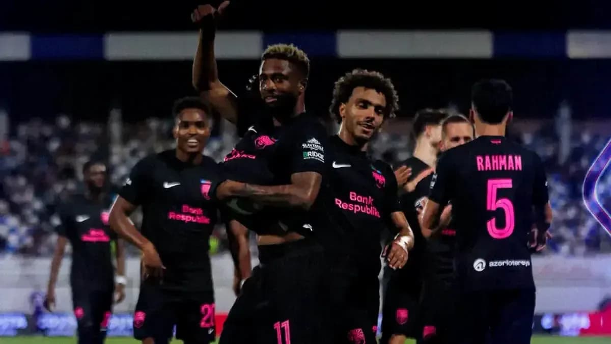 Игроки Sabah FA празднуют гол в матче