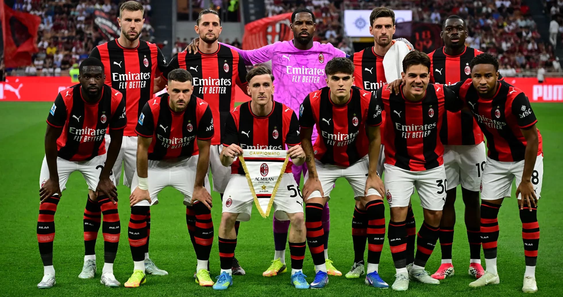 Команда AC Milan позирует с трофеем чемпионата