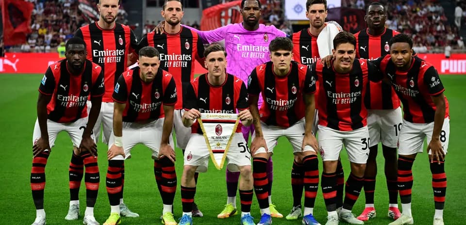 Команда AC Milan позирует с трофеем чемпионата