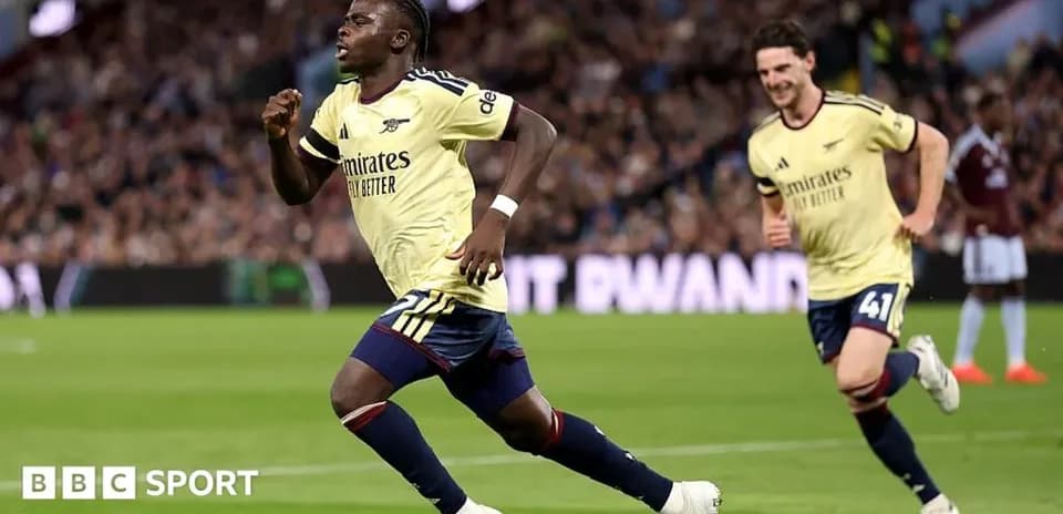 Игроки Arsenal празднуют гол во время матча