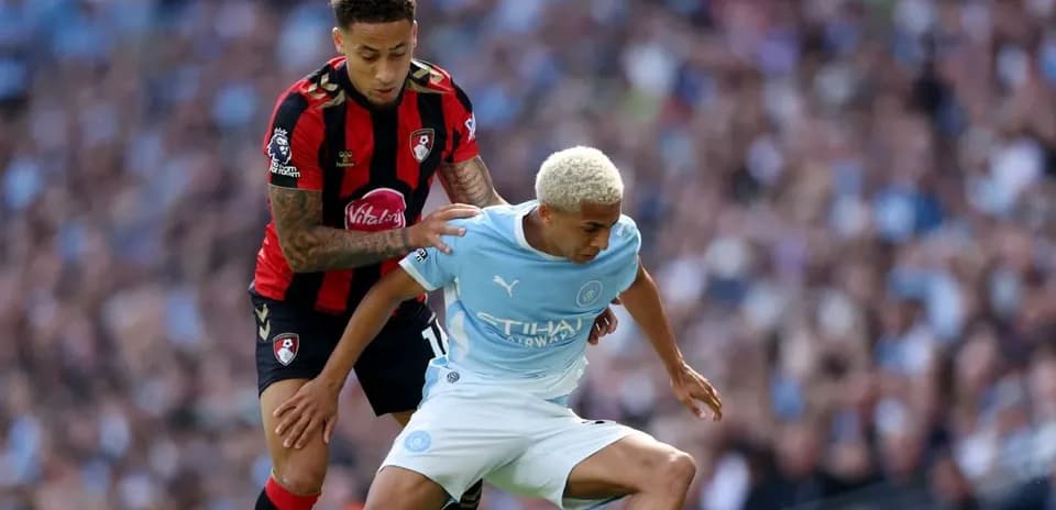 Игроки Bournemouth и Manchester City борются за мяч