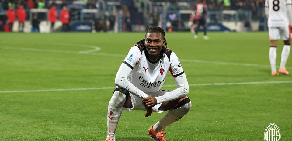 Игрок AC Milan радуется после забитого гола