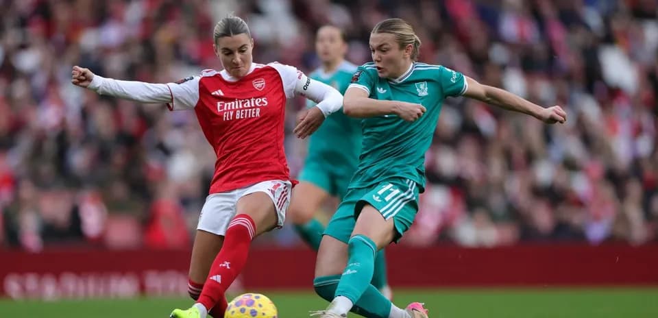 Игроки Arsenal и Liverpool борются за мяч