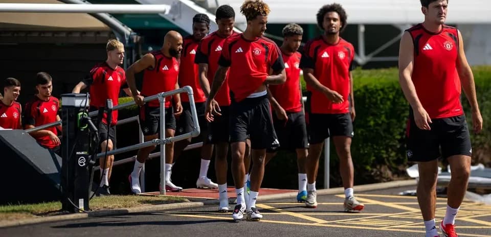 Игроки Manchester United выходят с тренировочной площадки