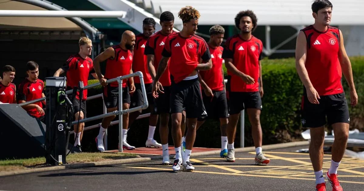 Игроки Manchester United выходят с тренировочной площадки