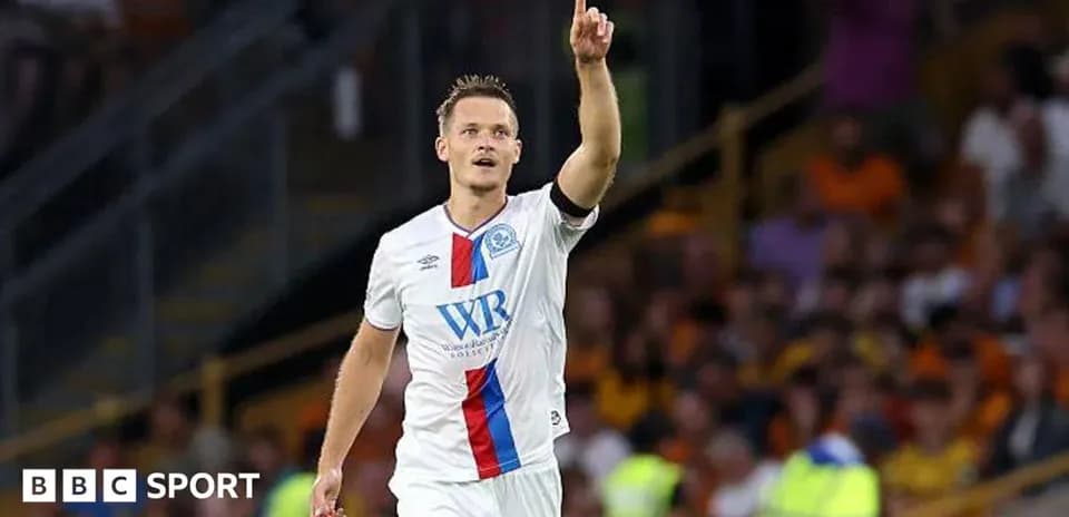 Игрок команды Blackburn Rovers празднует гол на поле