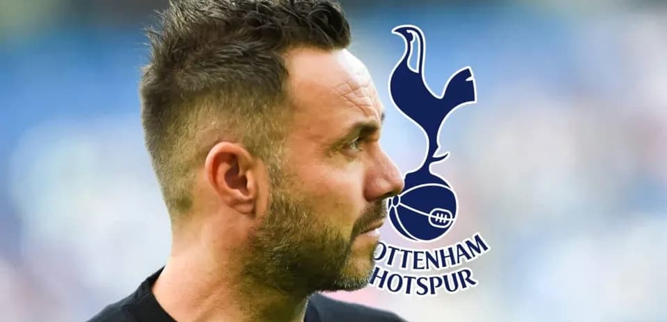 Человек на фоне логотипа Tottenham Hotspur