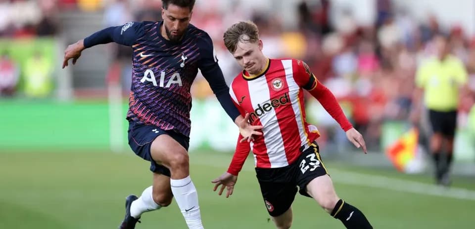 Игроки Brentford и Tottenham на поле