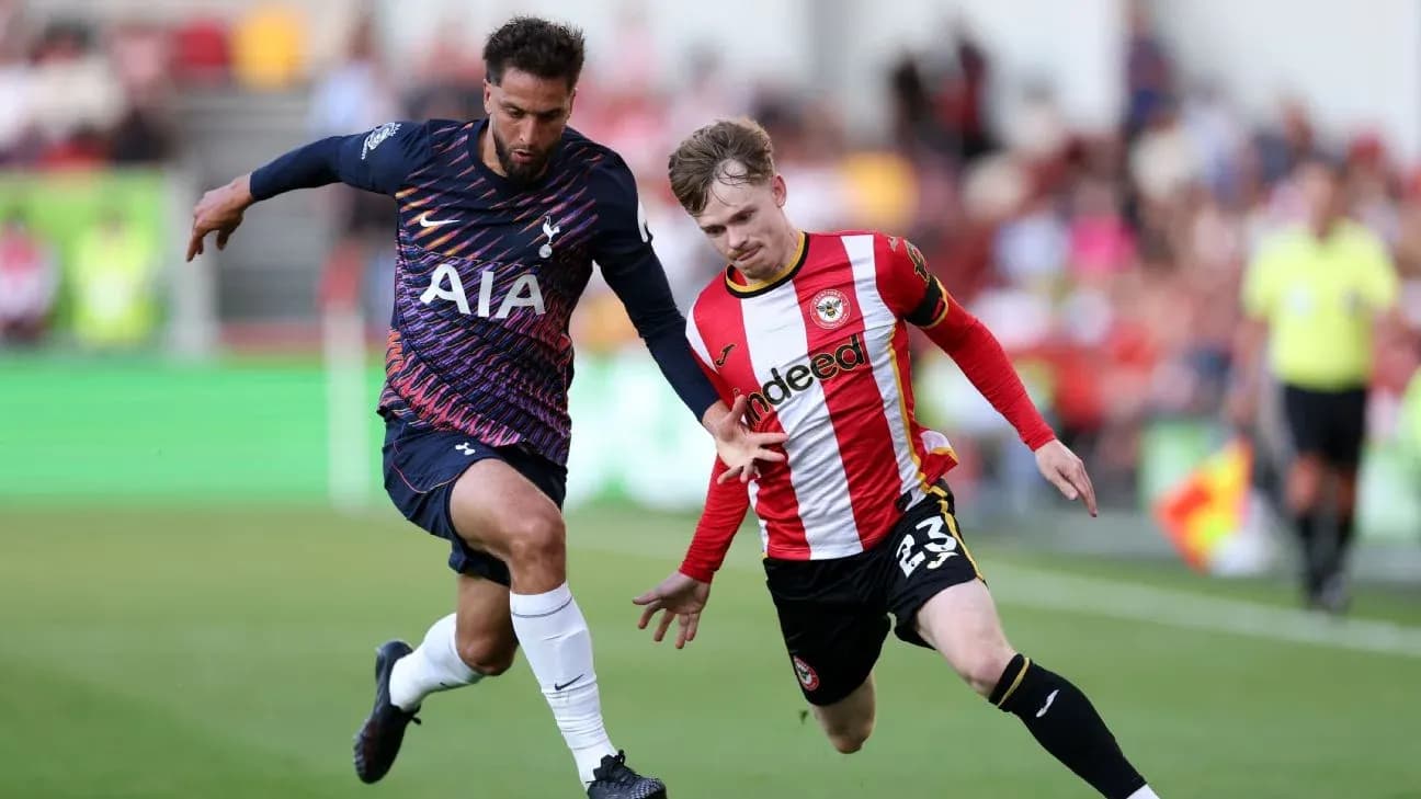 Игроки Brentford и Tottenham на поле
