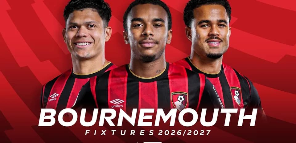 Трое игроков Bournemouth в клубной форме на фоне