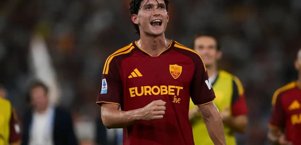 Игрок AS Roma радуется после забитого гола