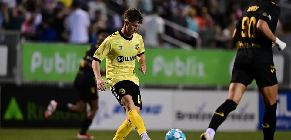 Игрок Charleston Battery передает мяч против Pittsburgh Riverhounds