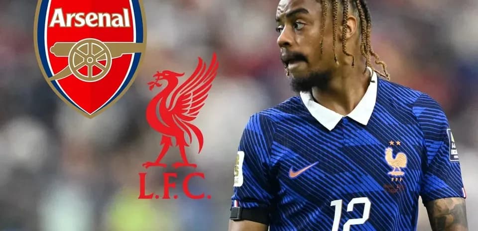 Игрок в форме Франции с логотипами Arsenal и Liverpool