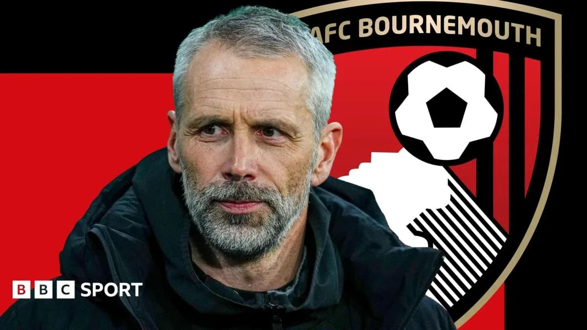 Тренер AFC Bournemouth на фоне логотипа клуба