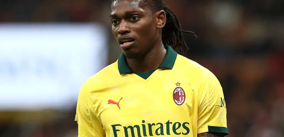 Игрок в желтой форме AC Milan на поле