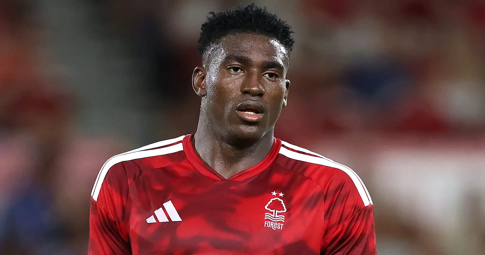 Игрок в красной футболке Nottingham Forest на поле
