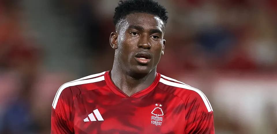 Игрок в красной футболке Nottingham Forest на поле