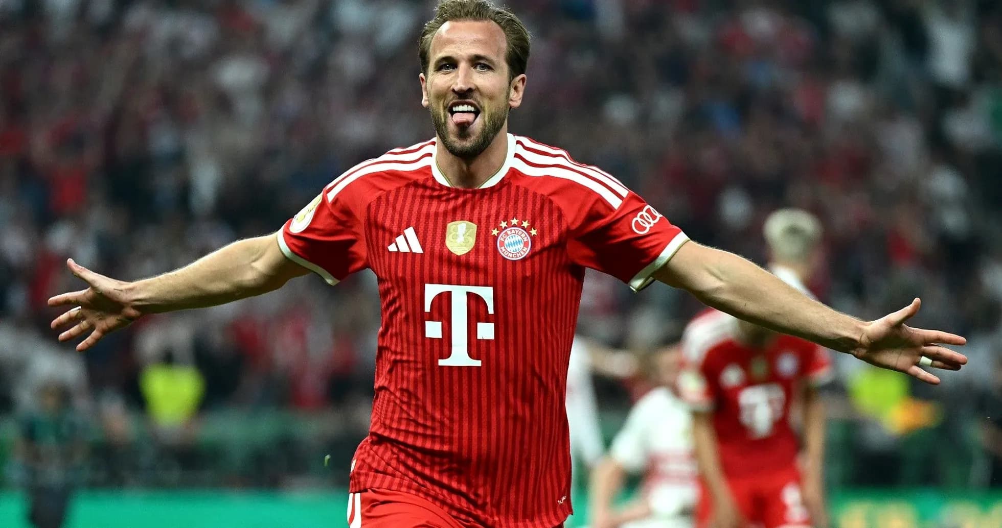 Игрок ФК Bayern Munich празднует гол на поле