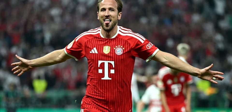 Игрок ФК Bayern Munich празднует гол на поле