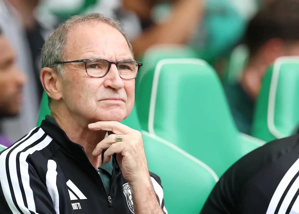 Тренер задумчиво смотрит с скамейки запасных