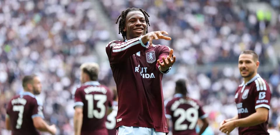 Игрок Aston Villa приветствует зрителей на стадионе