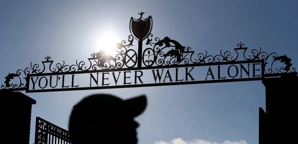 Знак 'YOU'LL NEVER WALK ALONE' на стадионе