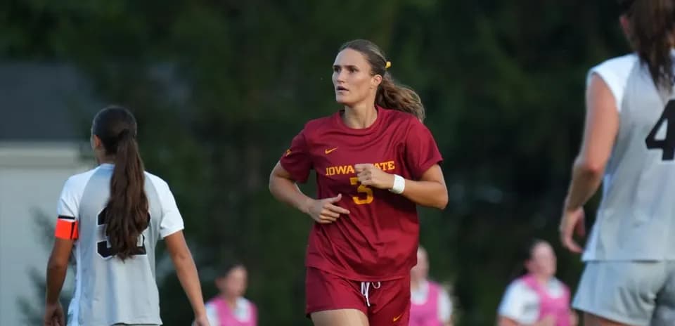 Игрок в красной форме Iowa State на поле