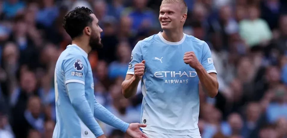 Игроки Manchester City празднуют забитый гол