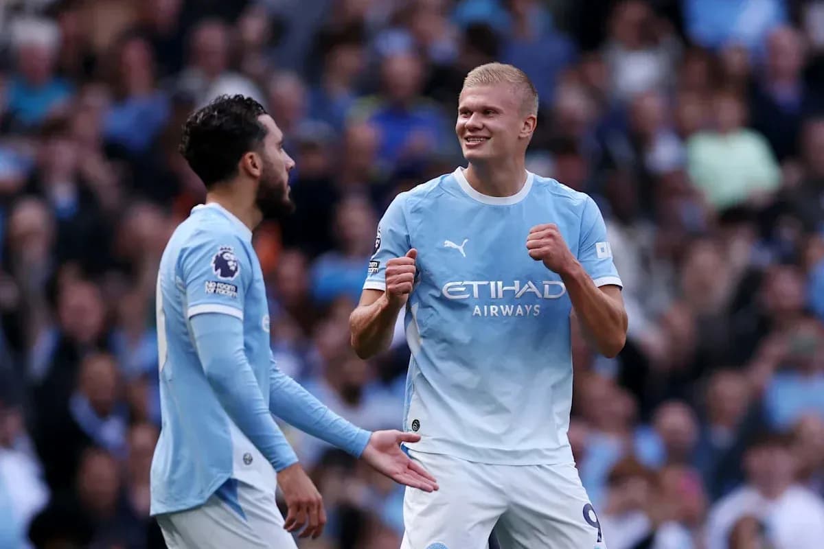 Игроки Manchester City празднуют забитый гол