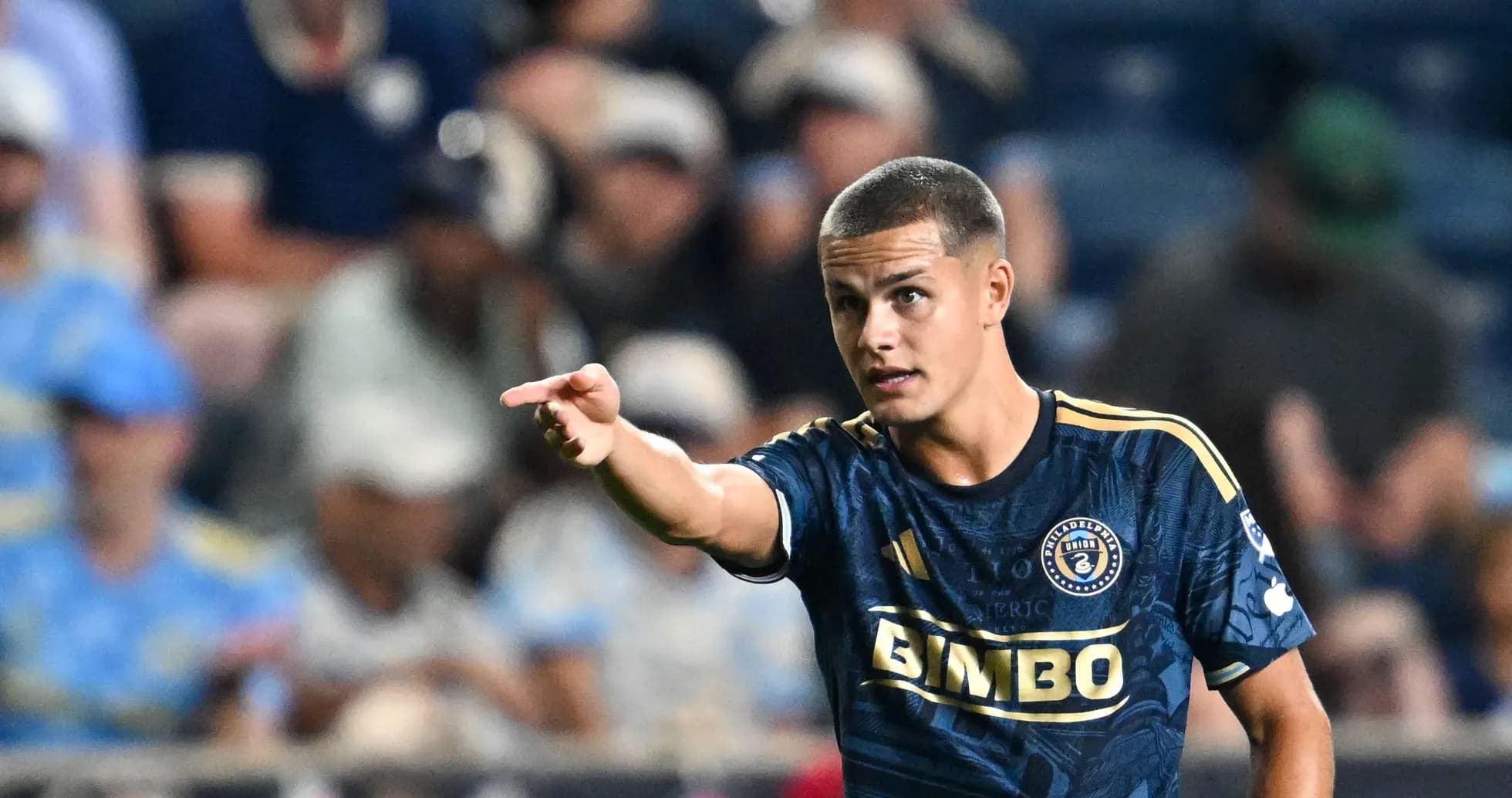 Игрок команды Philadelphia Union указывает направление