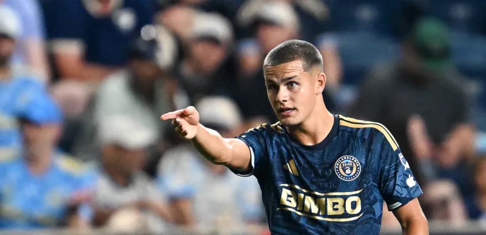 Игрок команды Philadelphia Union указывает направление