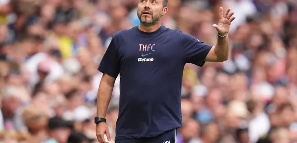 Тренер команды THFC дает указания на поле