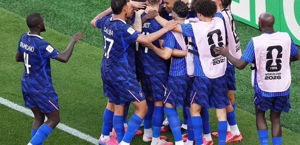 Игроки Франции празднуют гол на чемпионате мира