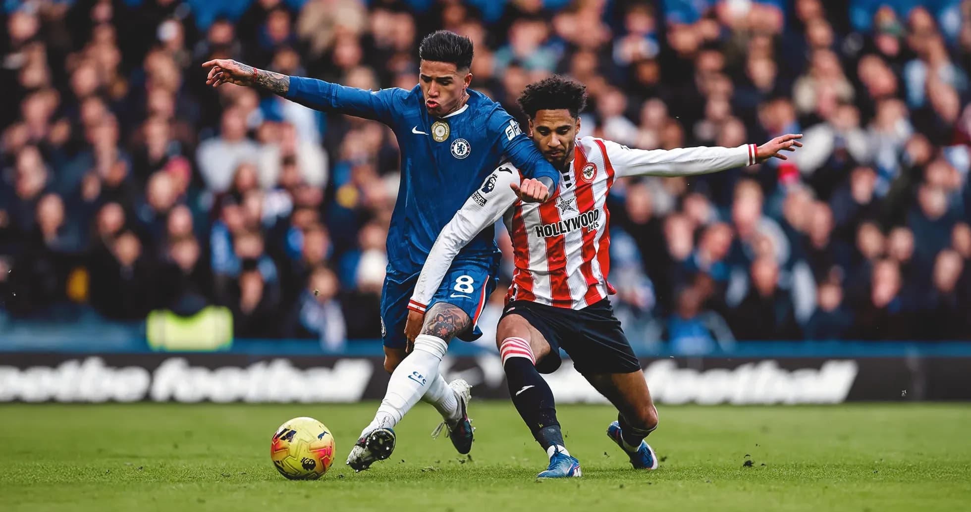 Игроки Brentford и Chelsea борются за мяч