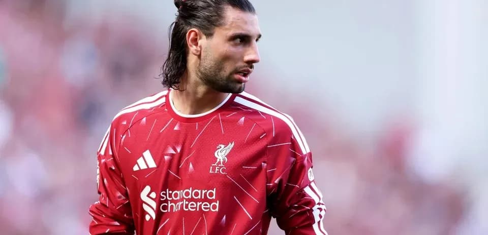 Игрок в красной форме Liverpool на поле