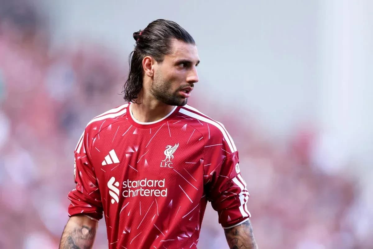 Игрок в красной форме Liverpool на поле