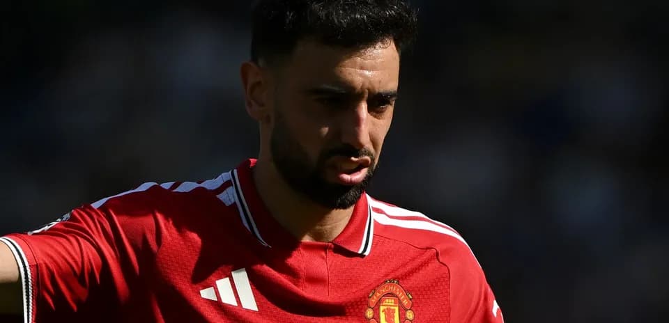 Игрок Manchester United в красной форме на поле