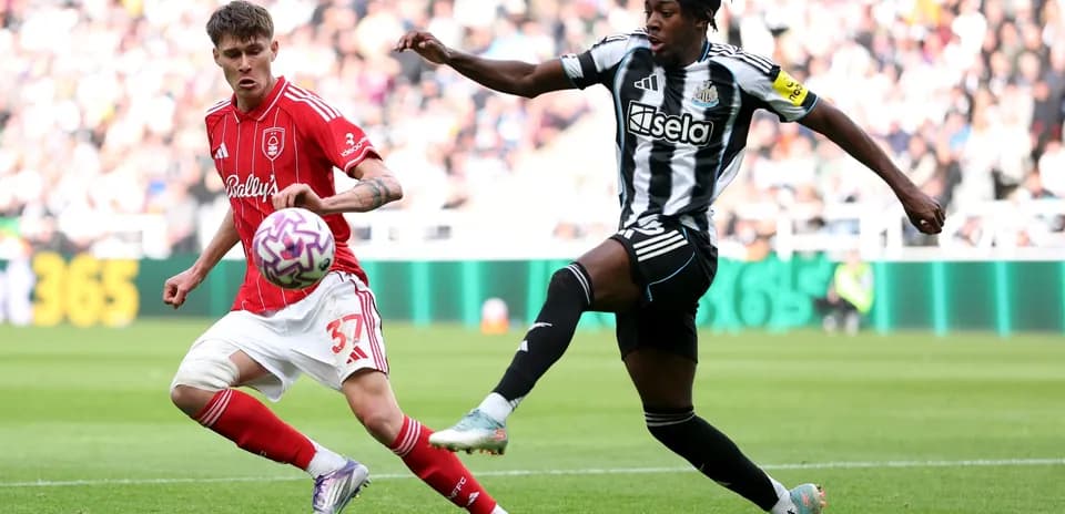 Игроки Nottingham Forest и Newcastle в борьбе за мяч