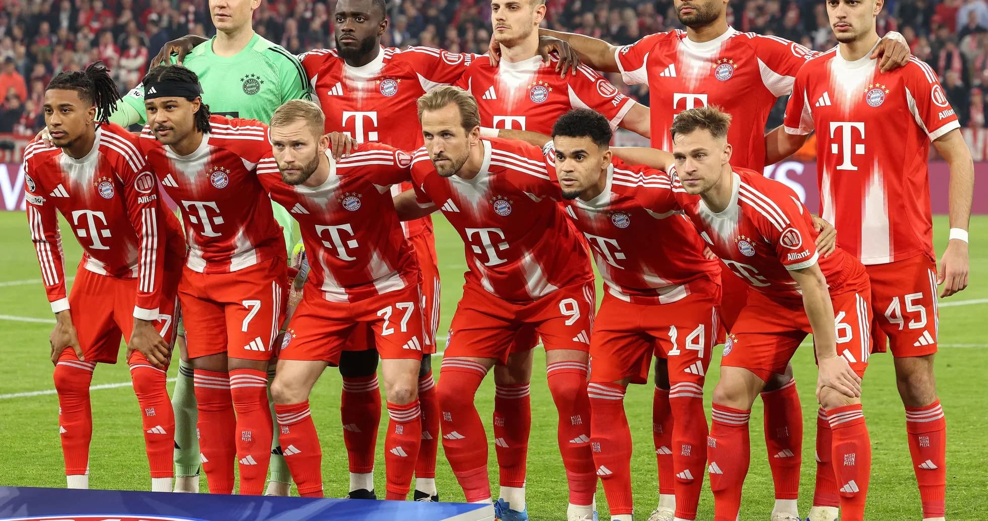 Команда Bayern Munich позирует перед матчем