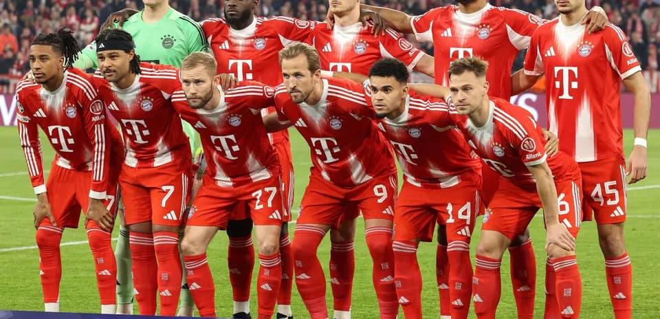 Команда Bayern Munich позирует перед матчем