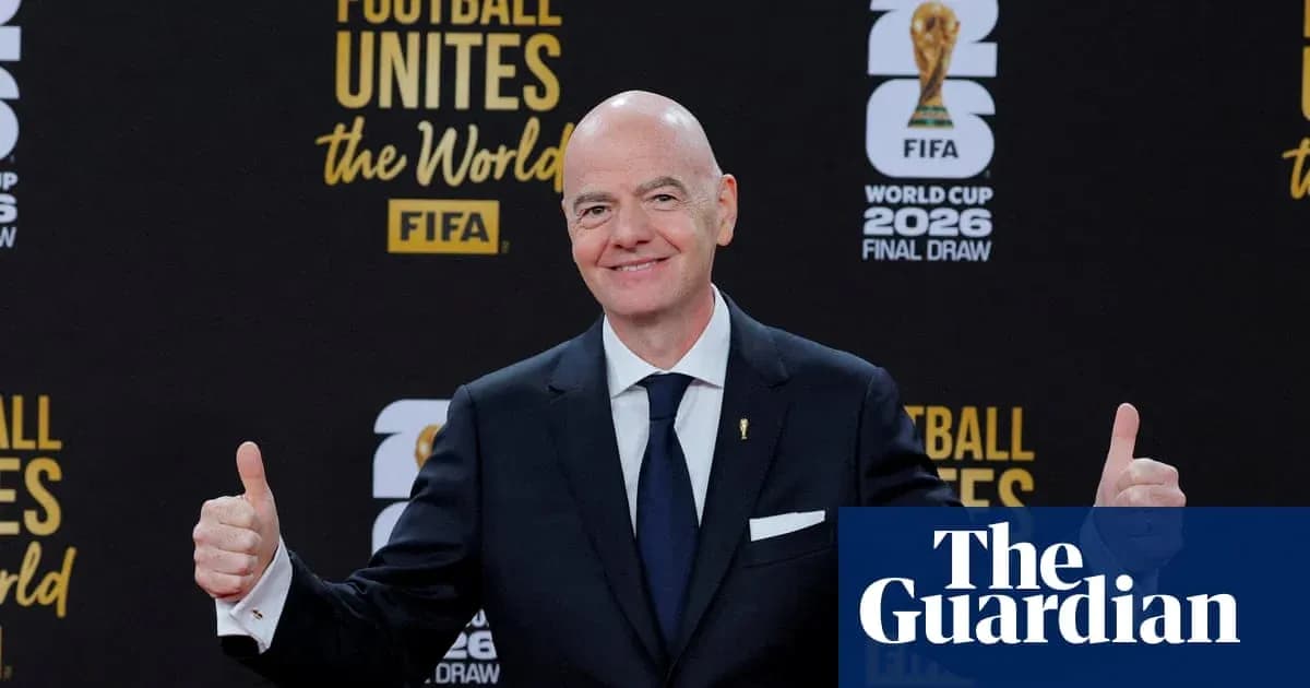Человек с поднятыми большими пальцами на фоне логотипа FIFA