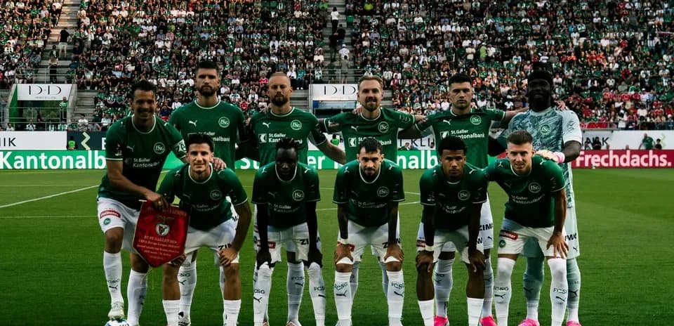 Команда FC St. Gallen на поле перед матчем
