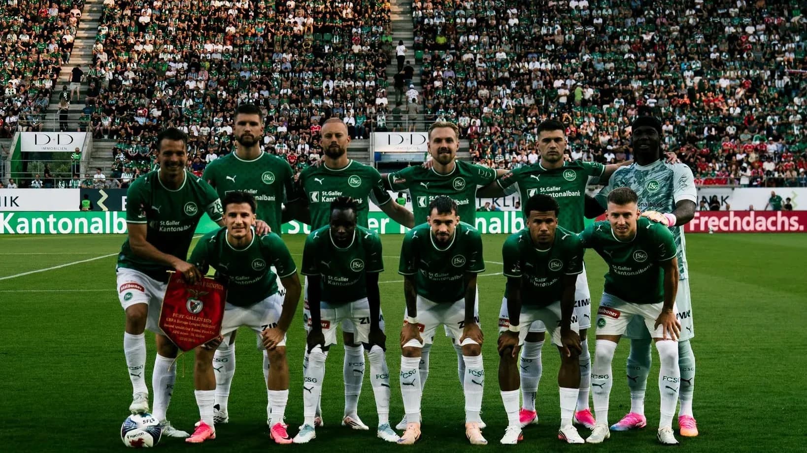 Команда FC St. Gallen на поле перед матчем
