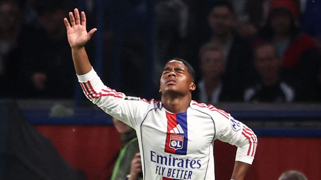 Игрок Lyon поднимает руку во время матча