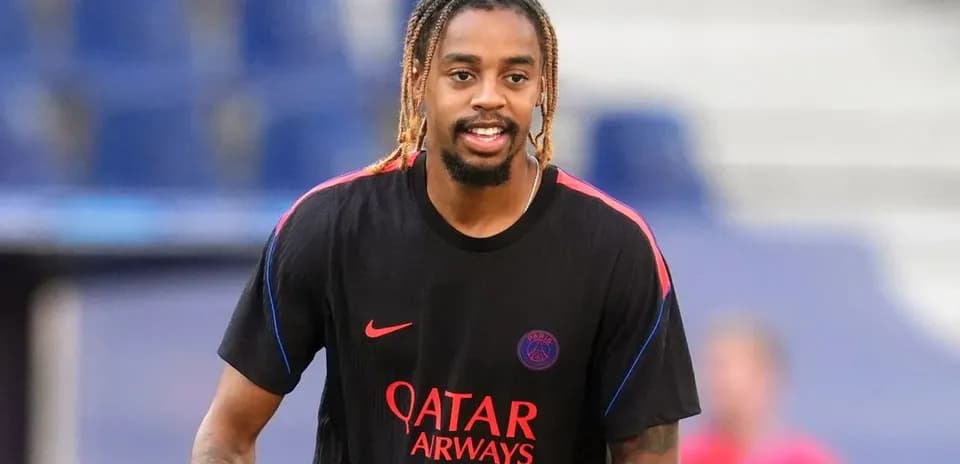 Игрок PSG в тренировочной форме на поле