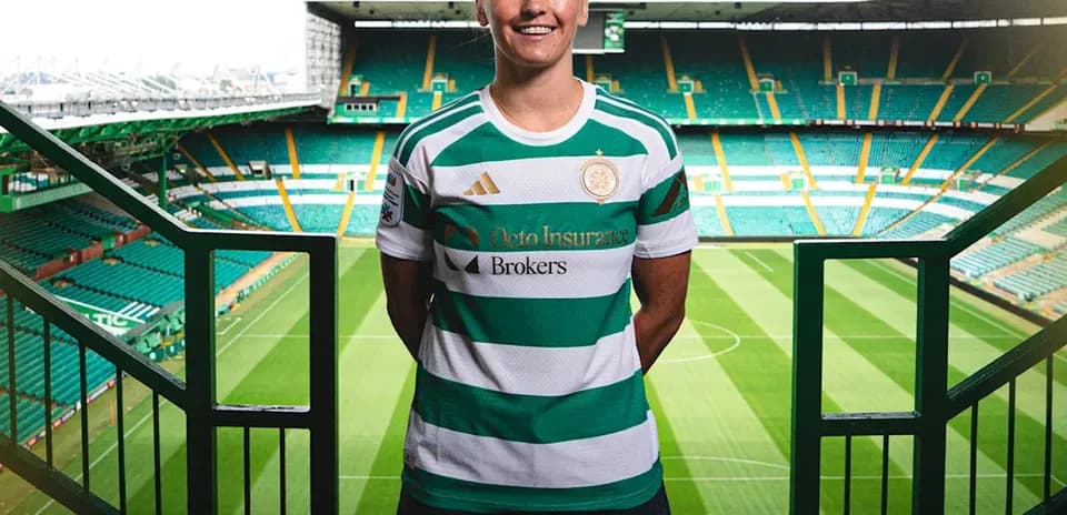 Игрок в форме Celtic на стадионе перед матчем