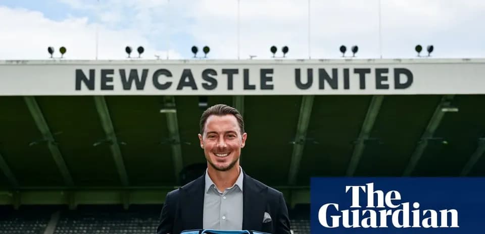 Игрок с футболкой Newcastle United на стадионе